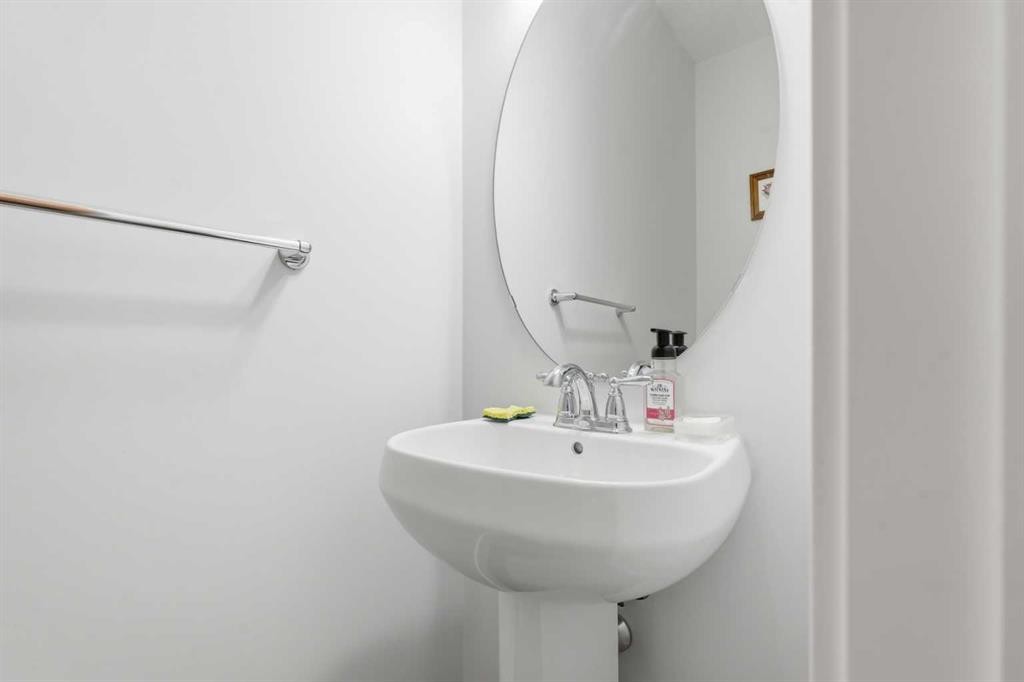 37 Nolanhurst Crescent Nw, Calgary, AB - Indoor Photo Showing Bathroom