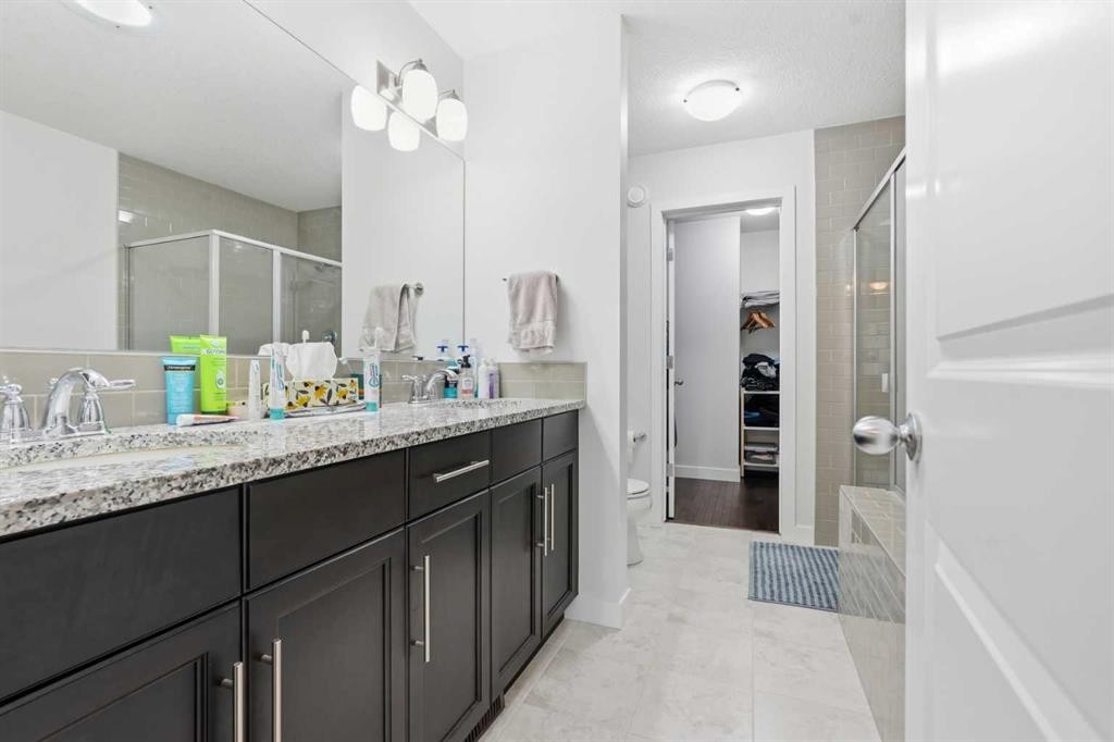 37 Nolanhurst Crescent Nw, Calgary, AB - Indoor Photo Showing Bathroom