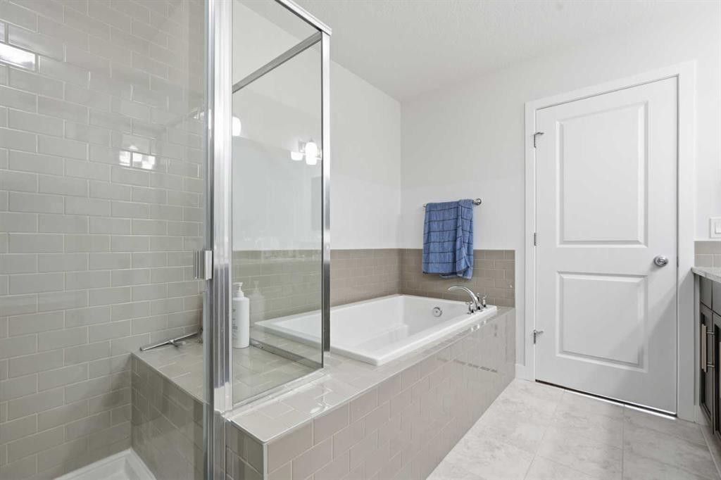 37 Nolanhurst Crescent Nw, Calgary, AB - Indoor Photo Showing Bathroom