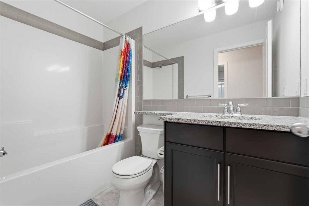 37 Nolanhurst Crescent Nw, Calgary, AB - Indoor Photo Showing Bathroom
