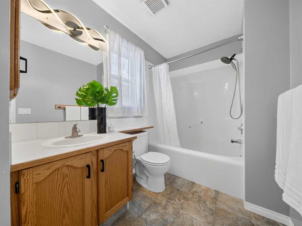 125 Coverton Circle Ne, Calgary, AB - Indoor Photo Showing Bathroom