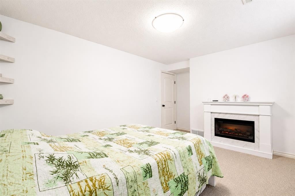 821 Auburn Bay Boulevard Se, Calgary, AB - Indoor Photo Showing Bedroom