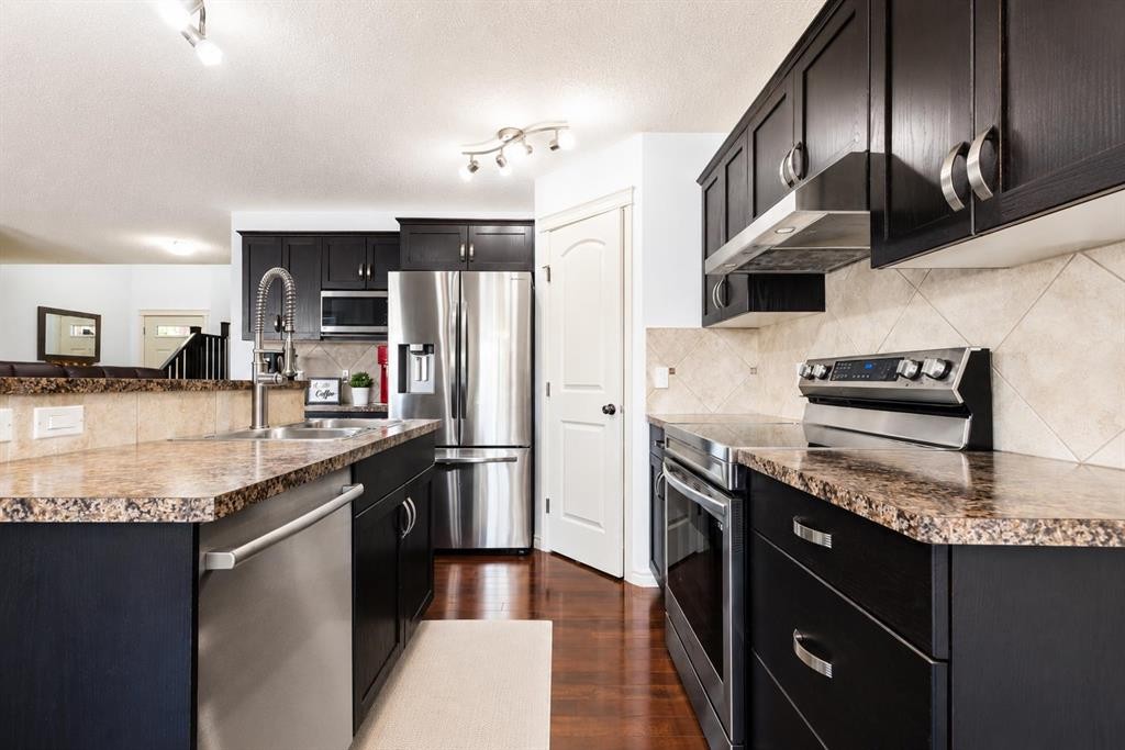 821 Auburn Bay Boulevard Se, Calgary, AB - Indoor Photo Showing Kitchen With Upgraded Kitchen