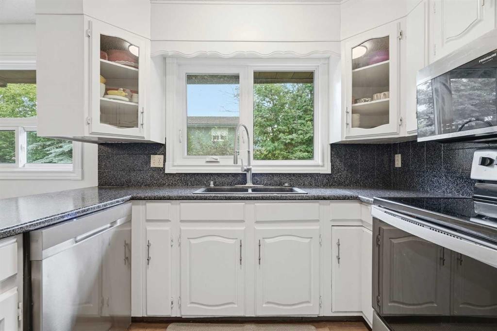 527 Deer Side Place Se, Calgary, AB