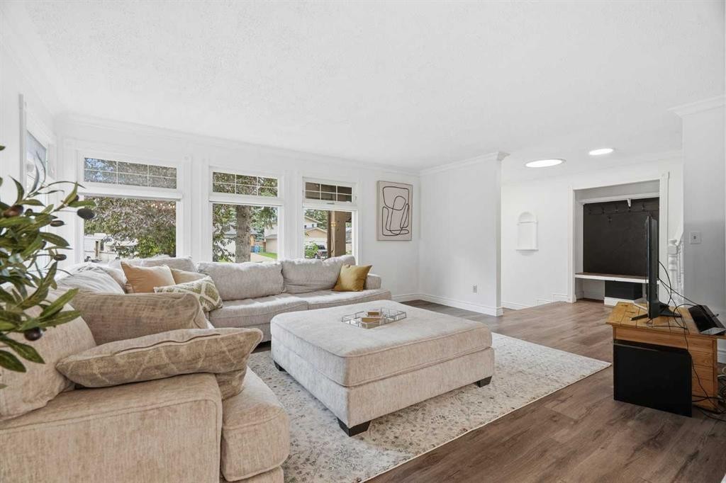 527 Deer Side Place Se, Calgary, AB
