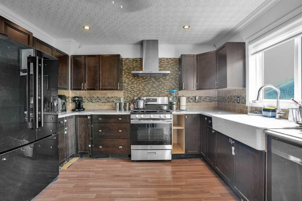 156 Saddlecrest Place Ne, Calgary, AB - Indoor Photo Showing Kitchen With Upgraded Kitchen
