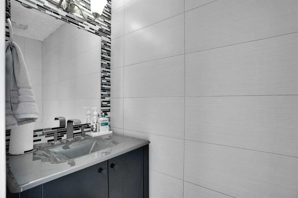 156 Saddlecrest Place Ne, Calgary, AB - Indoor Photo Showing Bathroom