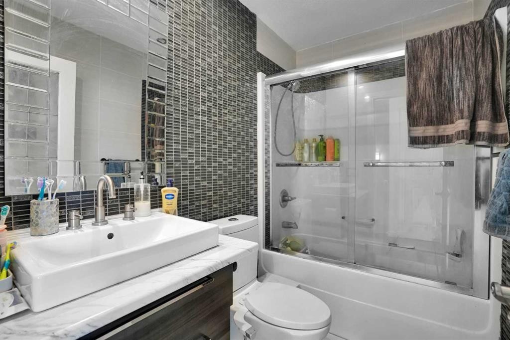 156 Saddlecrest Place Ne, Calgary, AB - Indoor Photo Showing Bathroom