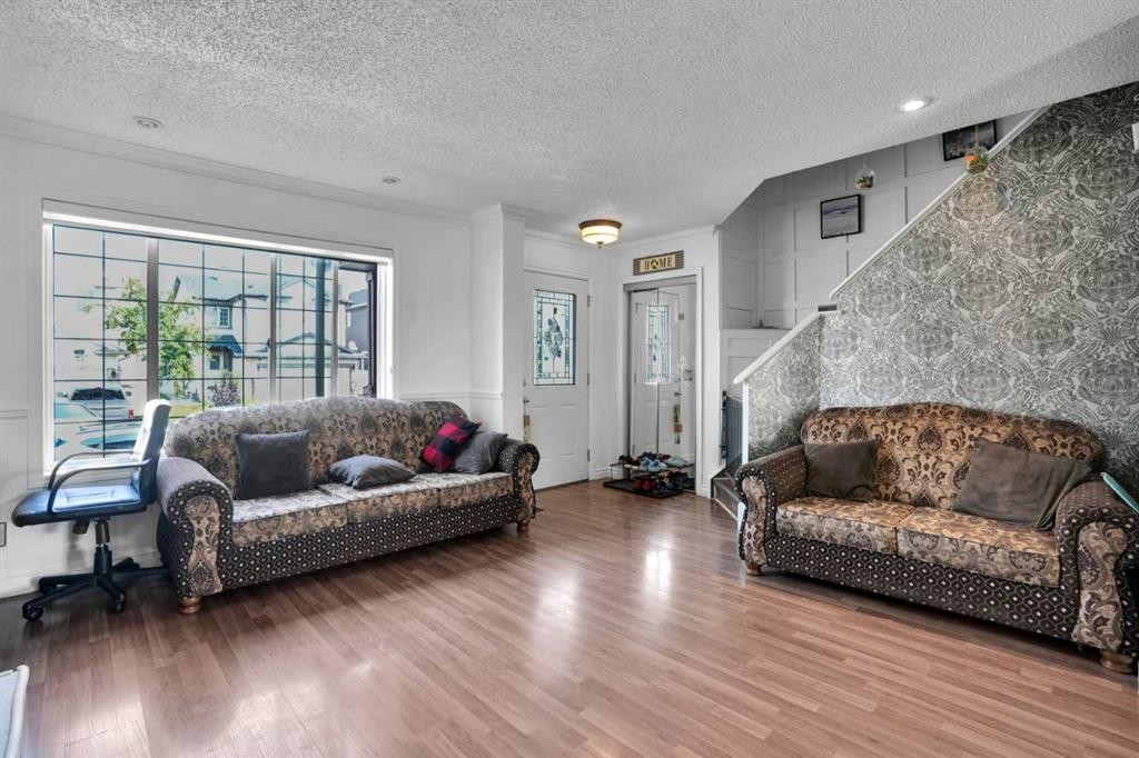 156 Saddlecrest Place Ne, Calgary, AB - Indoor Photo Showing Living Room
