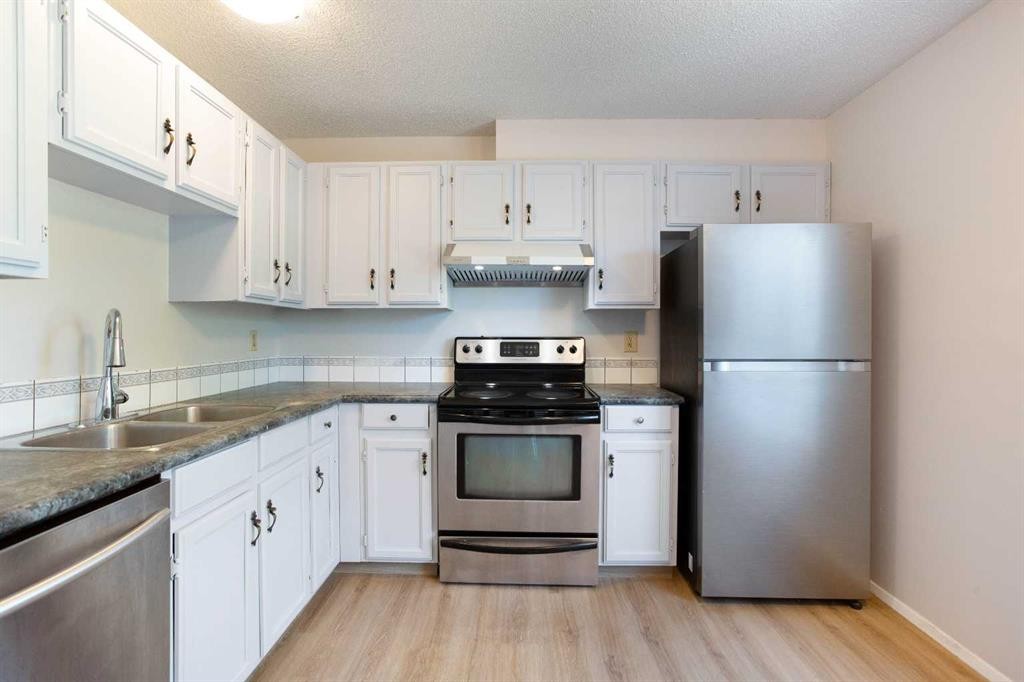 2330 Woodview Drive Sw, Calgary, AB