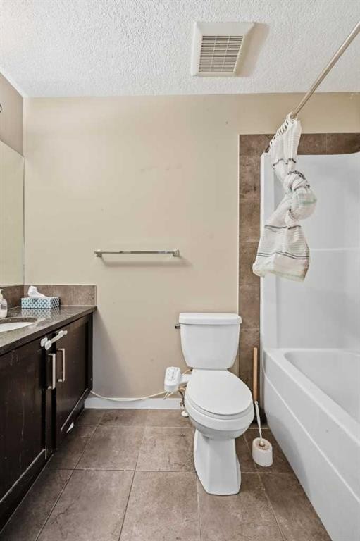 28 New Brighton Point Se, Calgary, AB - Indoor Photo Showing Bathroom