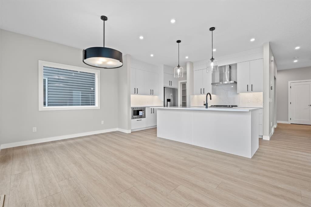 129 Walgrove Bay Se, Calgary, AB - Indoor Photo Showing Kitchen With Upgraded Kitchen