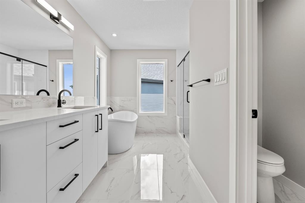 129 Walgrove Bay Se, Calgary, AB - Indoor Photo Showing Bathroom