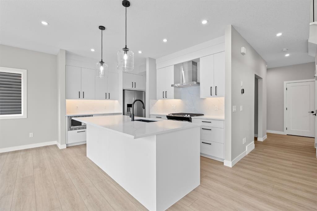 129 Walgrove Bay Se, Calgary, AB - Indoor Photo Showing Kitchen With Upgraded Kitchen