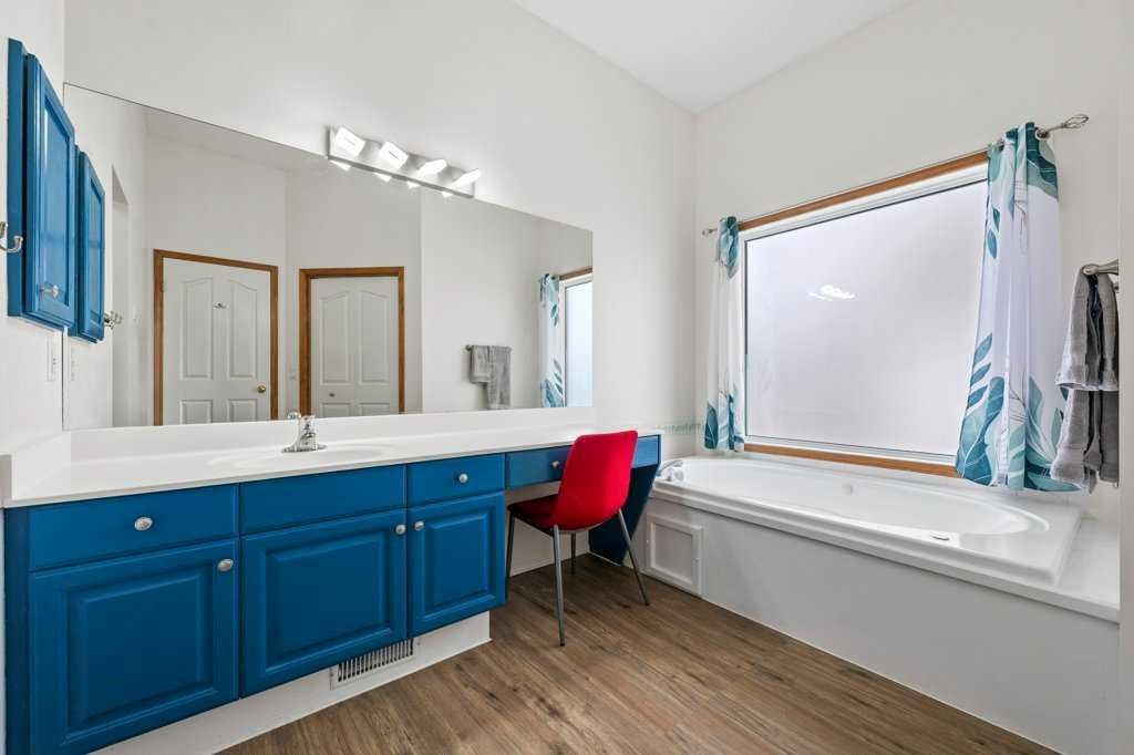 125 Woodpark Close Sw, Calgary, AB - Indoor Photo Showing Bathroom