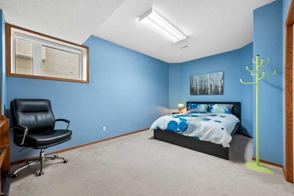 125 Woodpark Close Sw, Calgary, AB - Indoor Photo Showing Bedroom