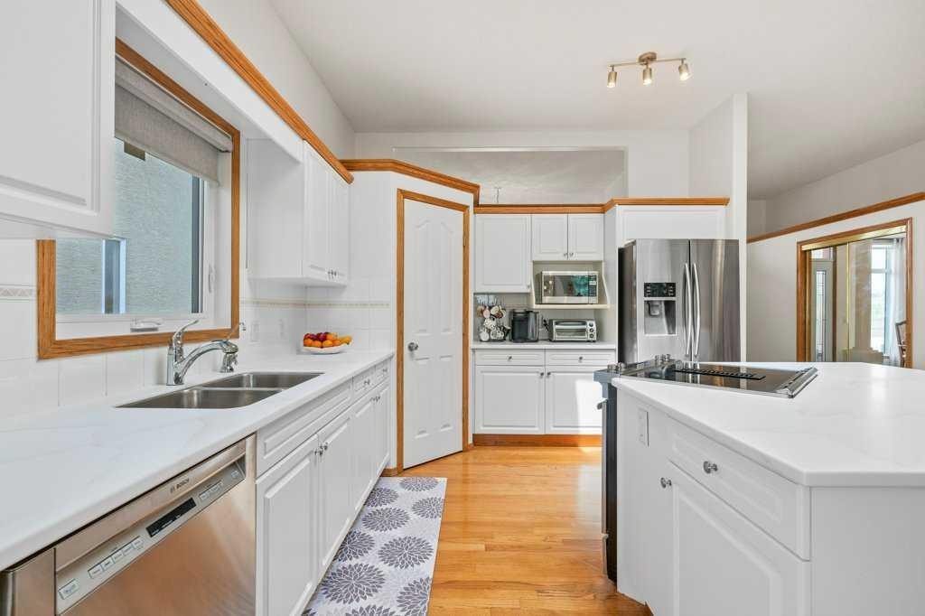 125 Woodpark Close Sw, Calgary, AB - Indoor Photo Showing Kitchen With Double Sink