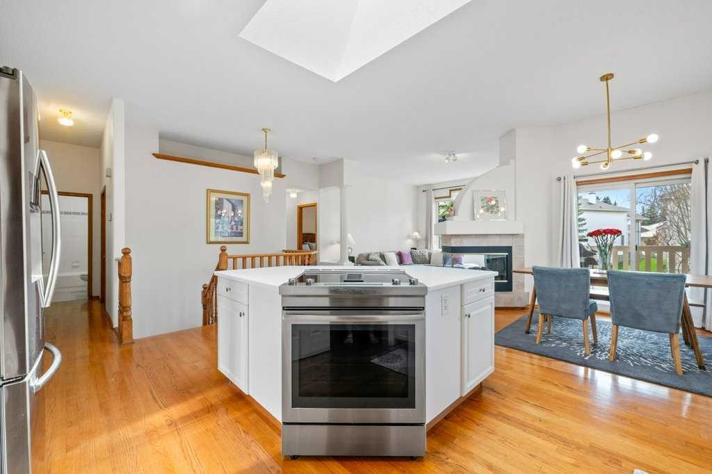 125 Woodpark Close Sw, Calgary, AB - Indoor Photo Showing Kitchen