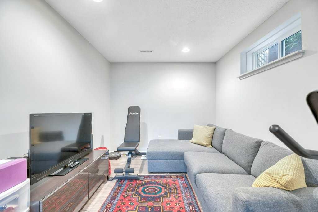 7311 35 Avenue Nw, Calgary, AB