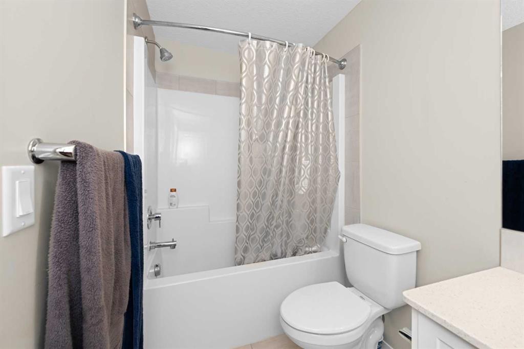 59 Cornerbrook Avenue Ne, Calgary, AB - Indoor Photo Showing Bathroom