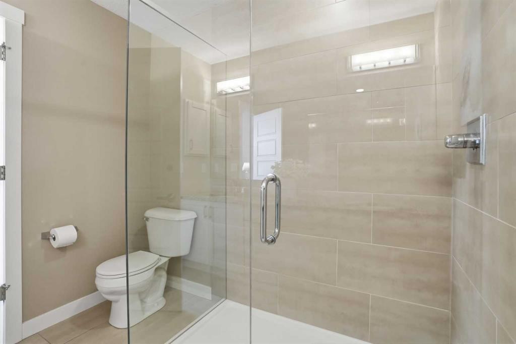 26 Cranbrook Villas Se, Calgary, AB - Indoor Photo Showing Bathroom