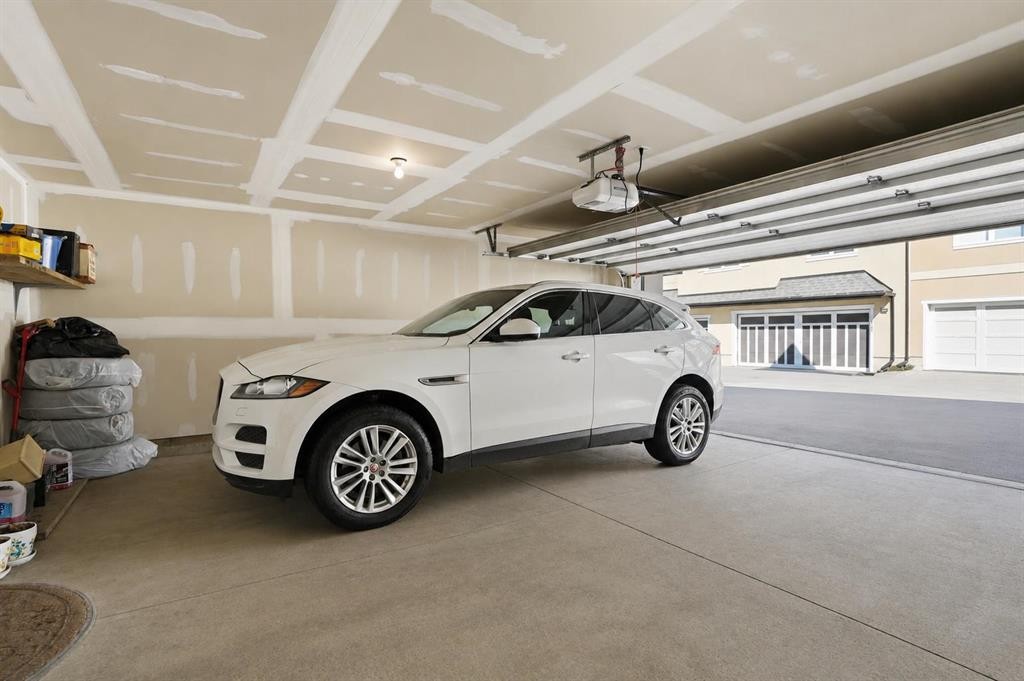 26 Cranbrook Villas Se, Calgary, AB - Indoor Photo Showing Garage