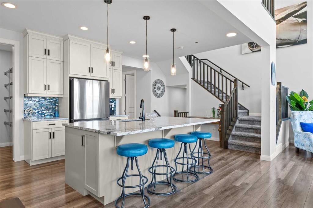 195 Evansfield Close Nw, Calgary, AB - Indoor Photo Showing Kitchen With Upgraded Kitchen