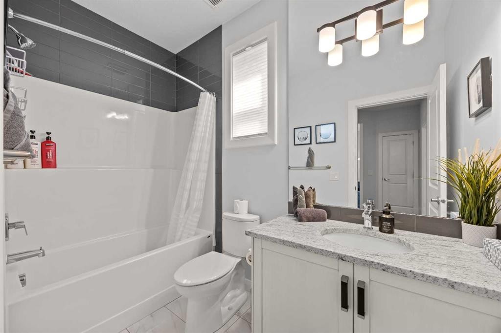 195 Evansfield Close Nw, Calgary, AB - Indoor Photo Showing Bathroom
