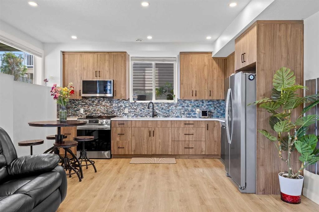 195 Evansfield Close Nw, Calgary, AB - Indoor Photo Showing Kitchen With Upgraded Kitchen