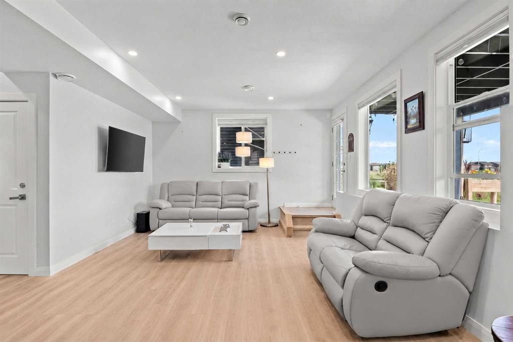 195 Evansfield Close Nw, Calgary, AB - Indoor Photo Showing Living Room