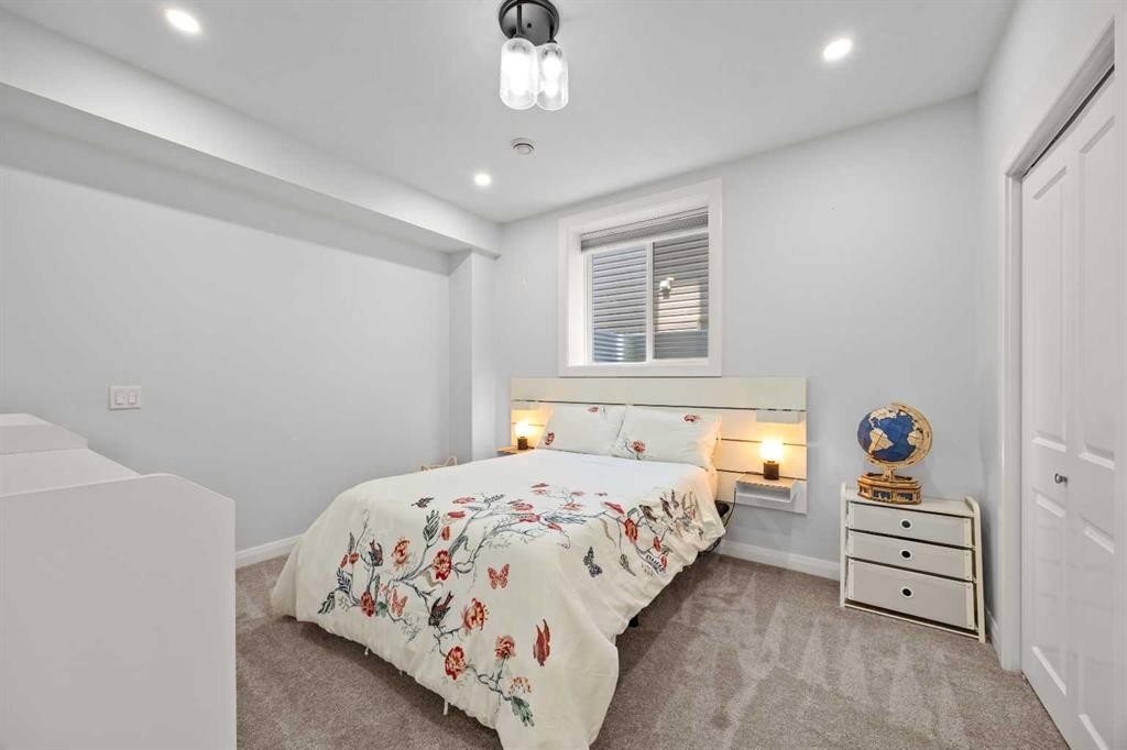 195 Evansfield Close Nw, Calgary, AB - Indoor Photo Showing Bedroom