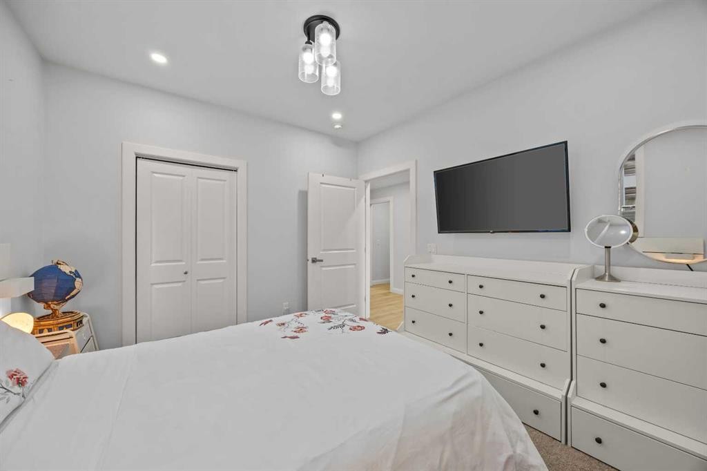 195 Evansfield Close Nw, Calgary, AB - Indoor Photo Showing Bedroom