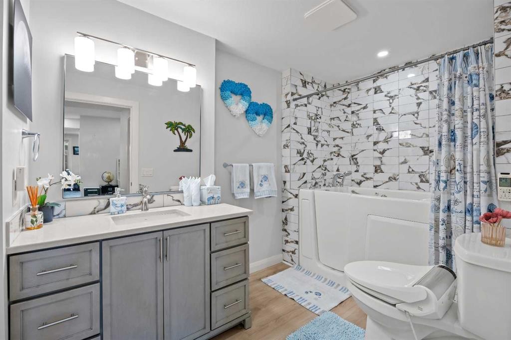 195 Evansfield Close Nw, Calgary, AB - Indoor Photo Showing Bathroom