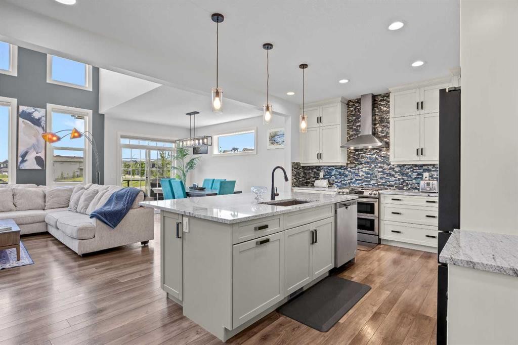 195 Evansfield Close Nw, Calgary, AB - Indoor Photo Showing Kitchen With Upgraded Kitchen