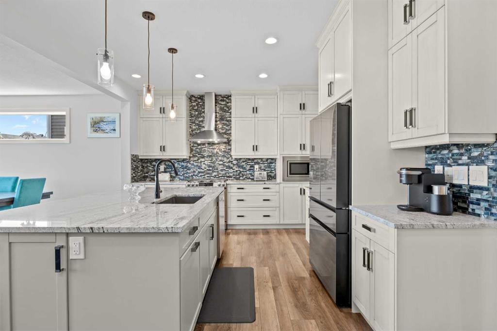 195 Evansfield Close Nw, Calgary, AB - Indoor Photo Showing Kitchen With Upgraded Kitchen