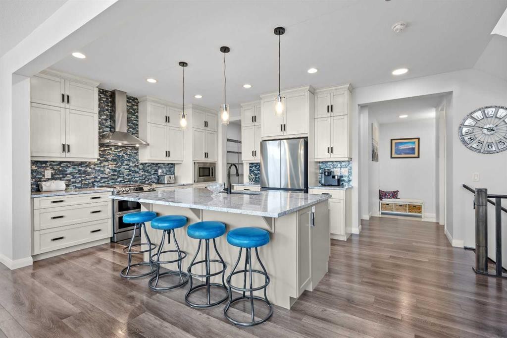 195 Evansfield Close Nw, Calgary, AB - Indoor Photo Showing Kitchen With Upgraded Kitchen