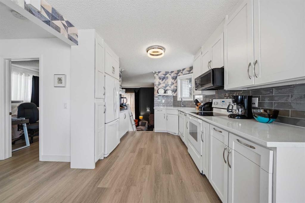 119 Applemont Close Se, Calgary, AB - Indoor Photo Showing Kitchen