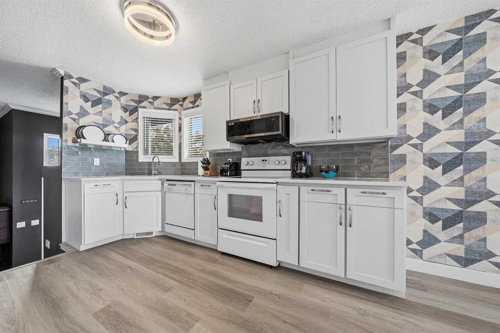 119 Applemont Close Se, Calgary, AB - Indoor Photo Showing Kitchen