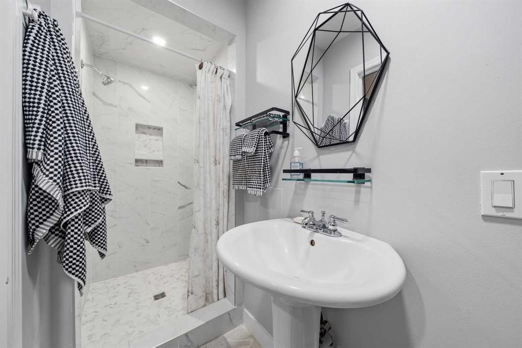 119 Applemont Close Se, Calgary, AB - Indoor Photo Showing Bathroom