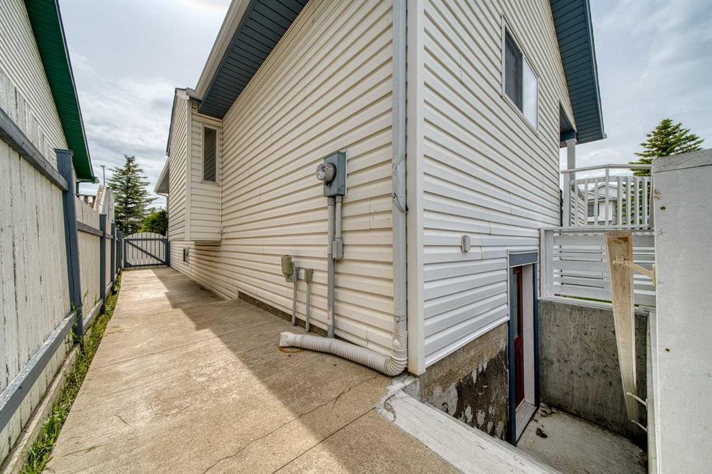 119 Applemont Close Se, Calgary, AB - Outdoor With Exterior