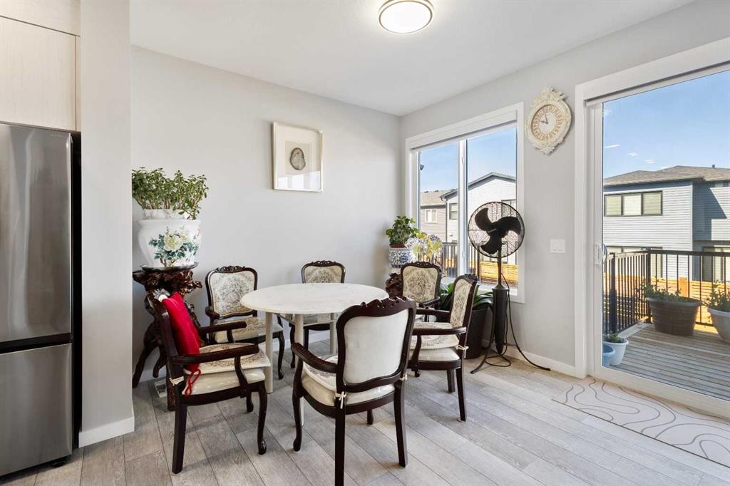 35 Lucas Passage Nw, Calgary, AB - Indoor Photo Showing Dining Room