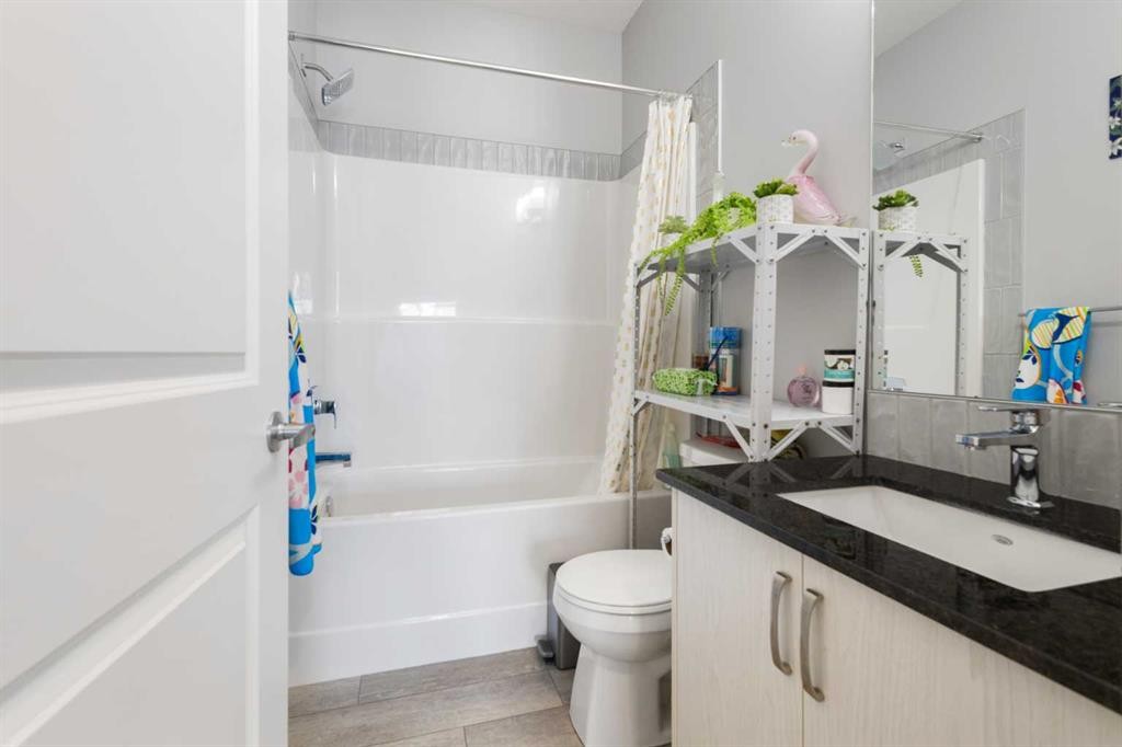 35 Lucas Passage Nw, Calgary, AB - Indoor Photo Showing Bathroom
