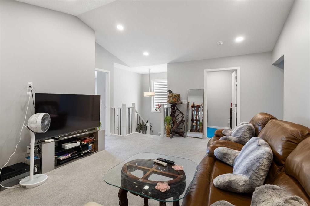 35 Lucas Passage Nw, Calgary, AB - Indoor Photo Showing Other Room