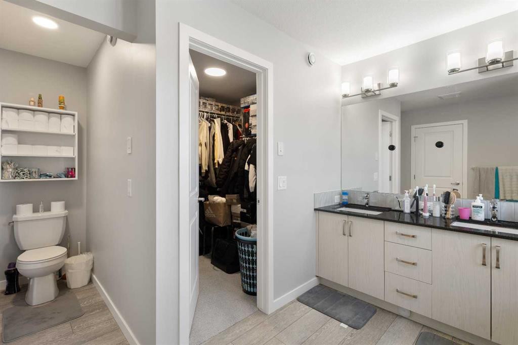 35 Lucas Passage Nw, Calgary, AB - Indoor Photo Showing Bathroom