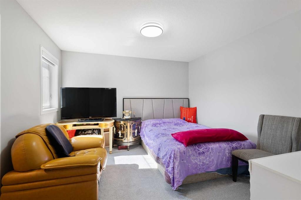 35 Lucas Passage Nw, Calgary, AB - Indoor Photo Showing Bedroom