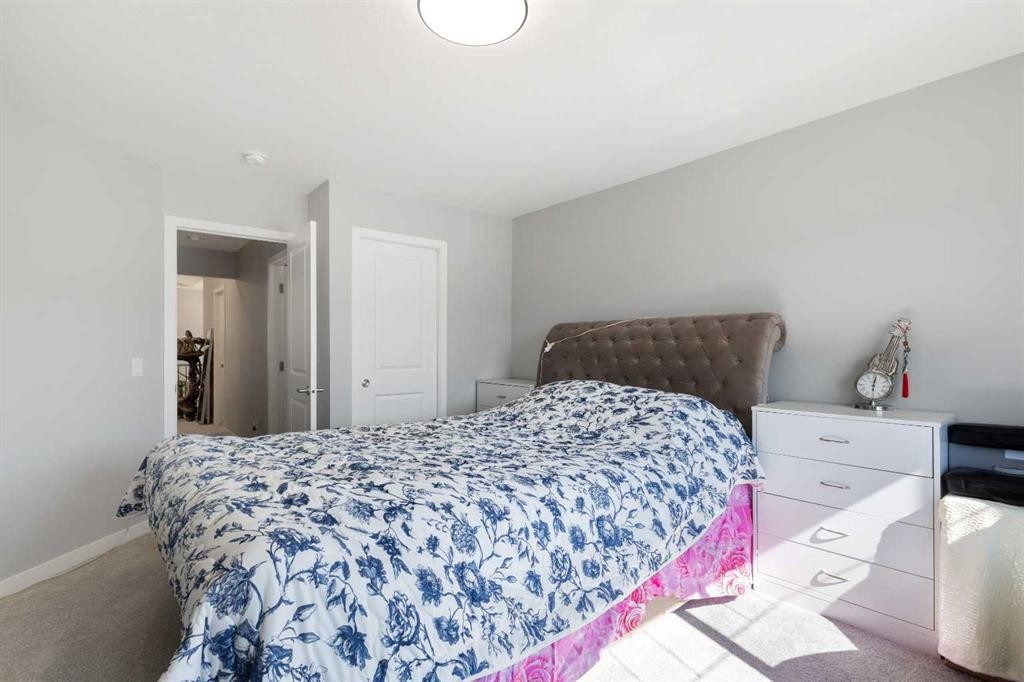 35 Lucas Passage Nw, Calgary, AB - Indoor Photo Showing Bedroom