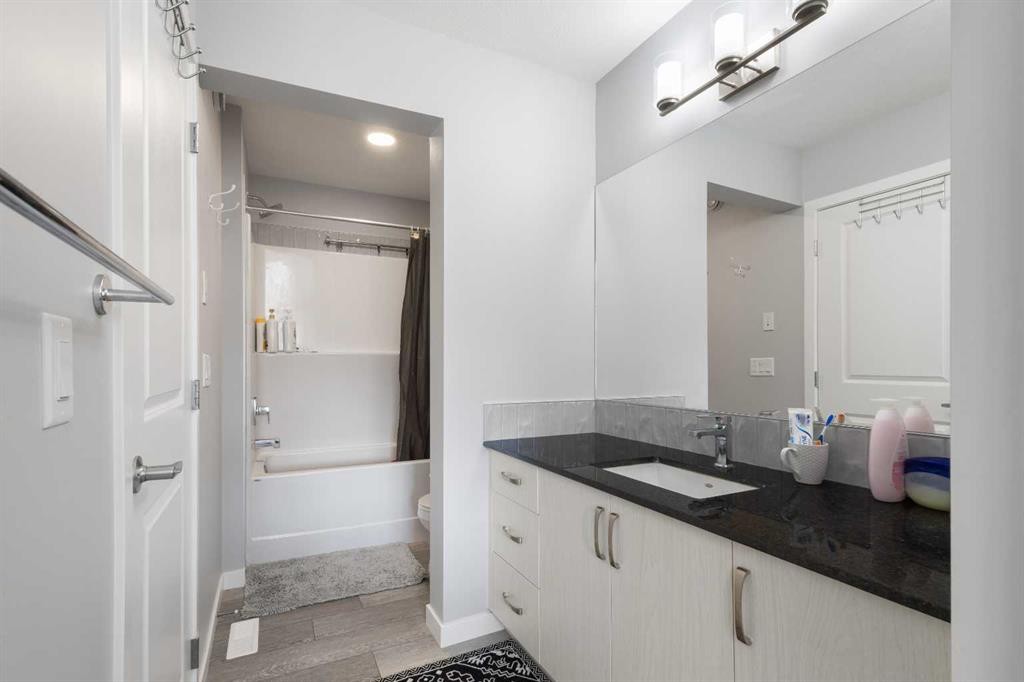 35 Lucas Passage Nw, Calgary, AB - Indoor Photo Showing Bathroom