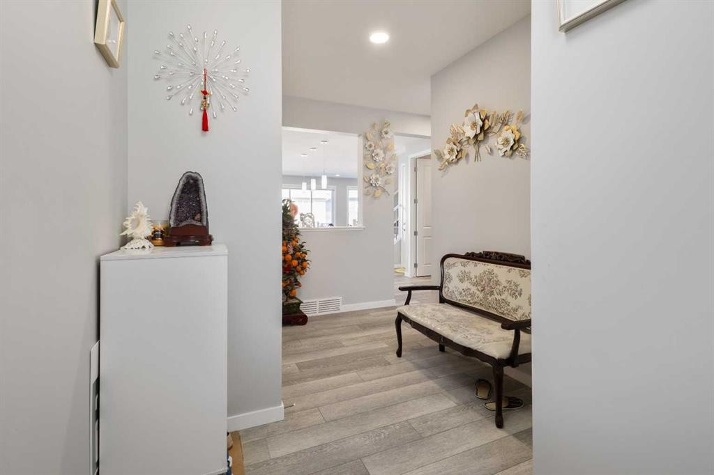 35 Lucas Passage Nw, Calgary, AB - Indoor Photo Showing Other Room