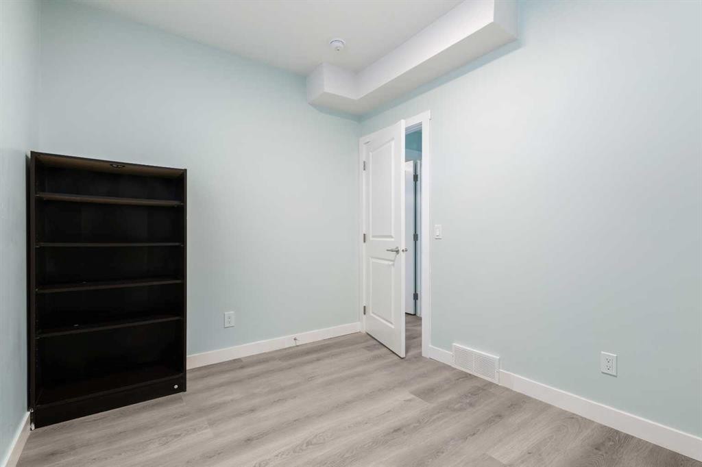 35 Lucas Passage Nw, Calgary, AB - Indoor Photo Showing Other Room
