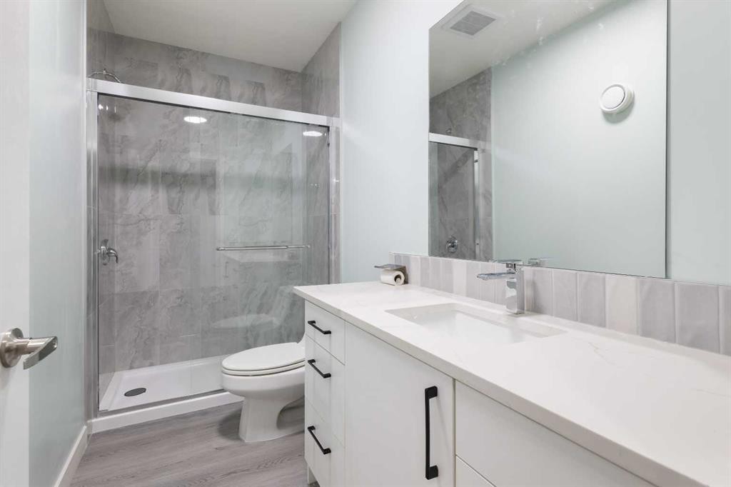 35 Lucas Passage Nw, Calgary, AB - Indoor Photo Showing Bathroom
